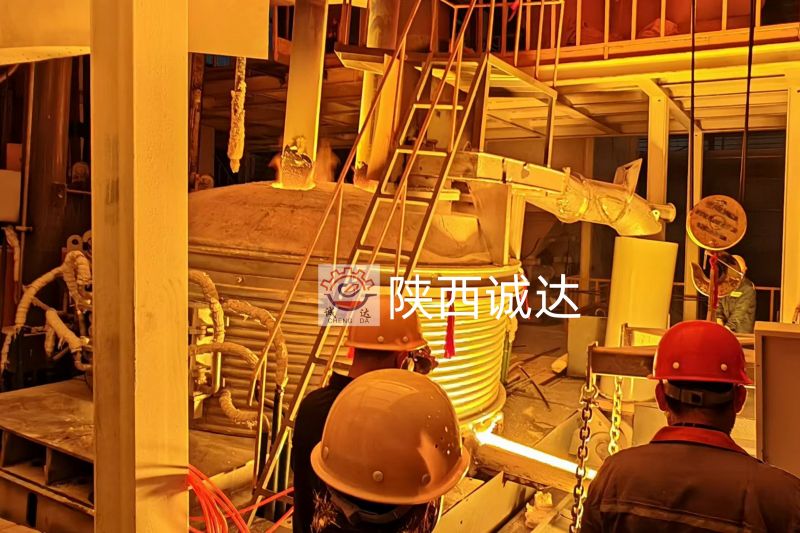 郑州新密锆刚玉电弧炉出炉成功!